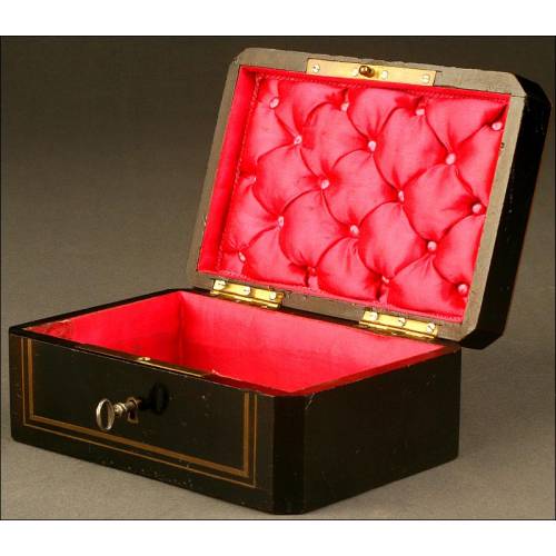 Small Box or Jewelry Box with Boullé Marquetry. France, late 19th century.