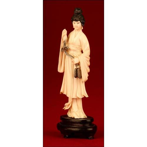 Figura Femenina China en Marfil. Mediados del Siglo XX. Tallada a Mano. Peana de Madera