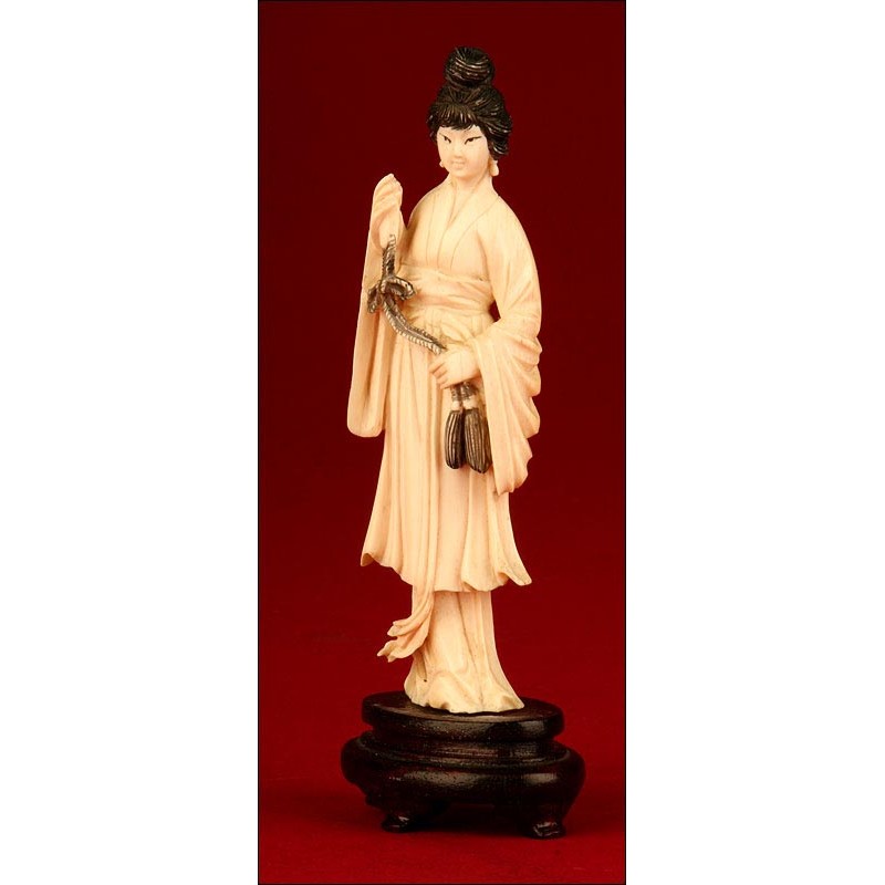 Figura Femenina China en Marfil. Mediados del Siglo XX. Tallada a Mano. Peana de Madera