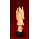 Figura Femenina China en Marfil. Mediados del Siglo XX. Tallada a Mano. Peana de Madera