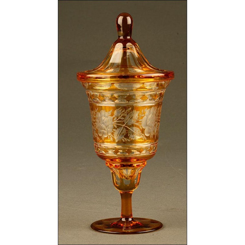 Preciosa Copa de Cristal de Bohemia Tallada a Mano. Realizada en Cristal Bicolor y con Tapa