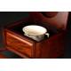 Curioso Mueble Inglés para Guardar el Orinal, Fabricado Circa 1900. En Madera de Caoba y Porcelana