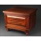 Curioso Mueble Inglés para Guardar el Orinal, Fabricado Circa 1900. En Madera de Caoba y Porcelana