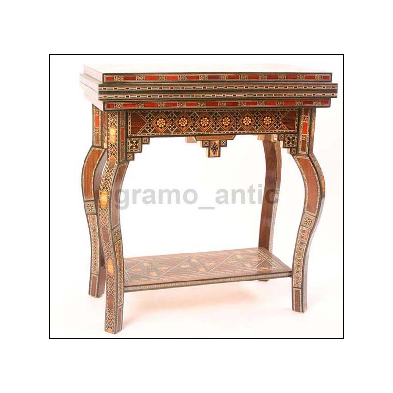 Espectacular mesa de juego con marquetería desplegable. S. XX