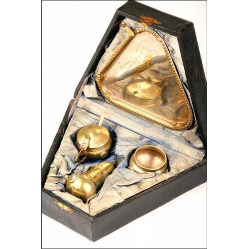Antique case with set of salt and spice shakers. 1900