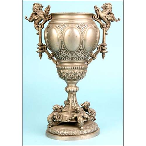 Jarrón o vaso en bronce plateao. Grifos. 1900