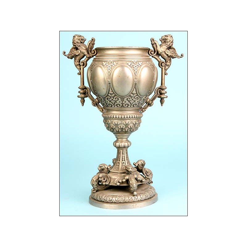 Jarrón o vaso en bronce plateao. Grifos. 1900