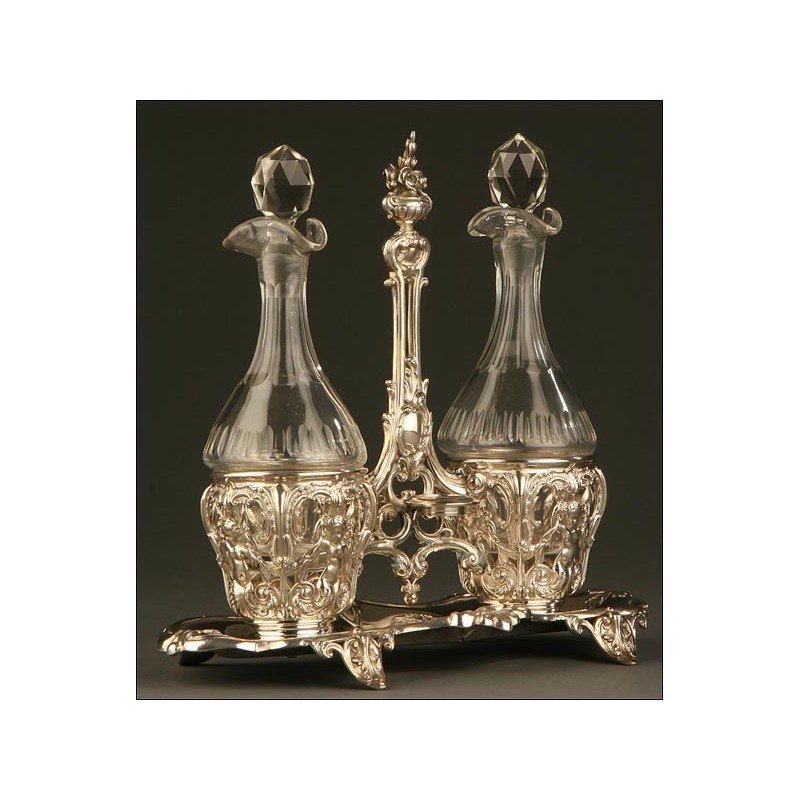 Conjunto de Vinagreras Francesas del Siglo XIX en Plata Maciza Repujada y Cristal Prensado Original.