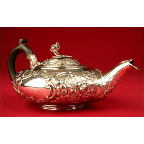 Beautiful and Original English Solid Silver Teapot. London, 1828.