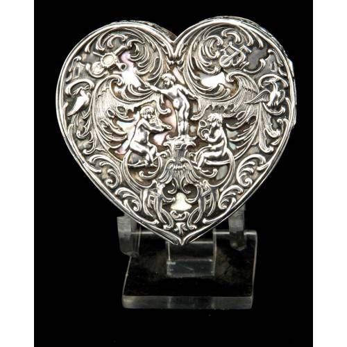 Magnífica cajita de rapé francesa en plata maciza y en forma de corazón.