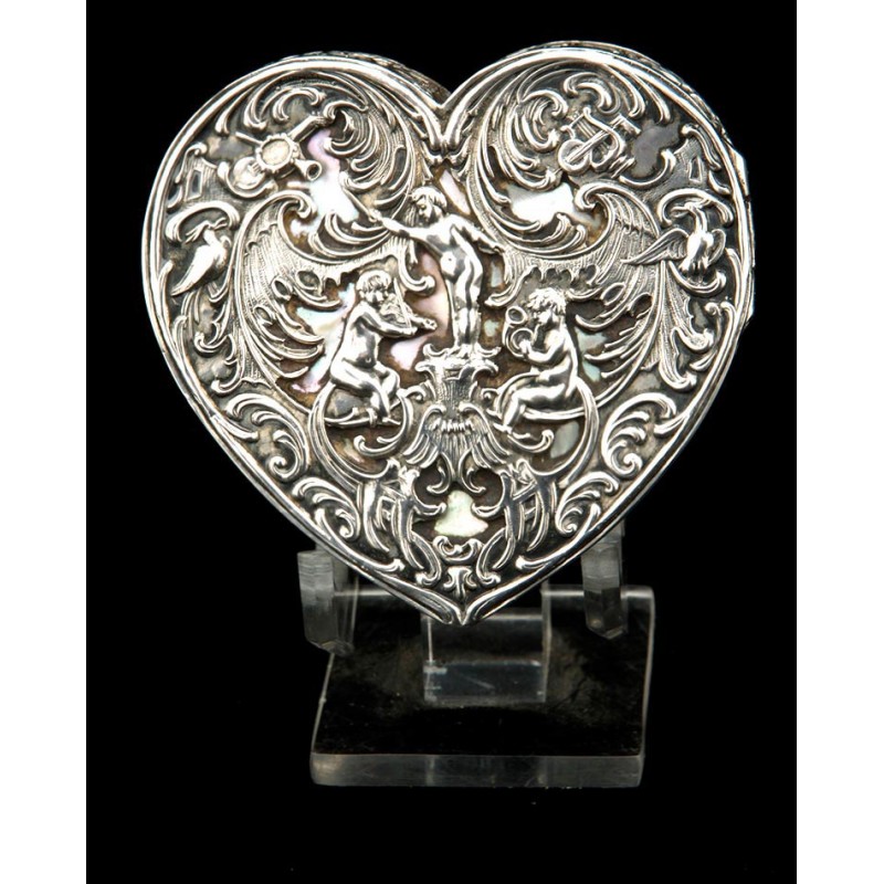 Magnificent French snuff box in solid silver and heart-shaped.