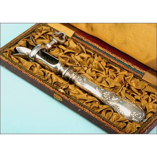 French Utensil to Hold a Roast Leg, Sterling Silver, Late XIX Century.