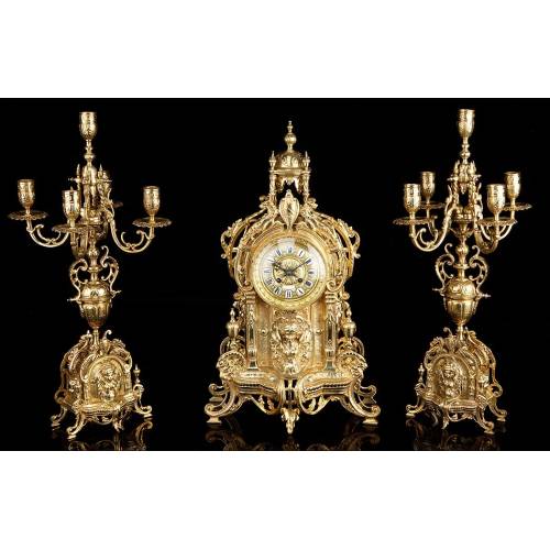 Conjunto antiguo de reloj de sobremesa y pareja de candelabros. Francia, siglo XIX