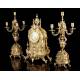 Conjunto antiguo de reloj de sobremesa y pareja de candelabros. Francia, siglo XIX