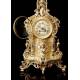 Conjunto antiguo de reloj de sobremesa y pareja de candelabros. Francia, siglo XIX