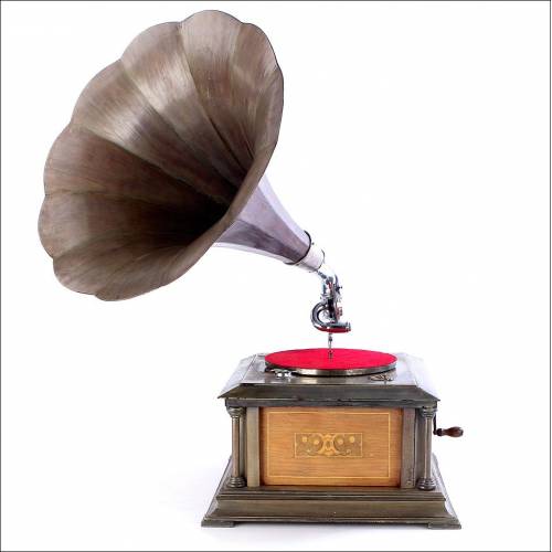 Antique Wooden Horn Gramophone. Germany, 1915