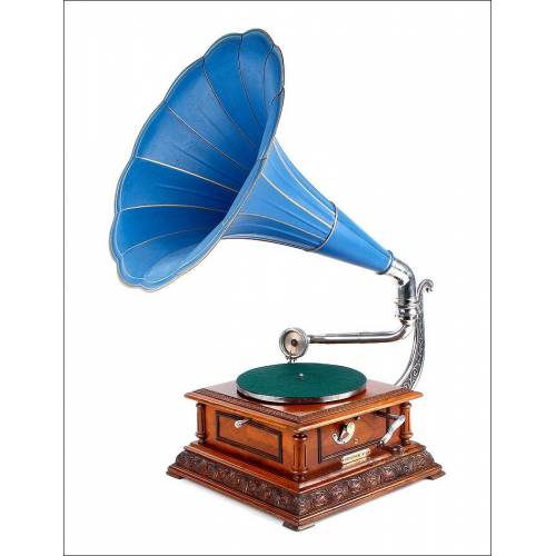 Beautiful antique Pathephone nº8 gramophone.