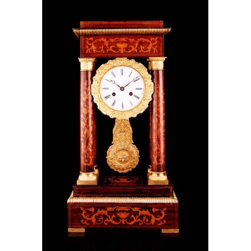 Antiguo Reloj Estilo Pórtico con Marquetería y Esfera con Péndulo. Francia, 1900