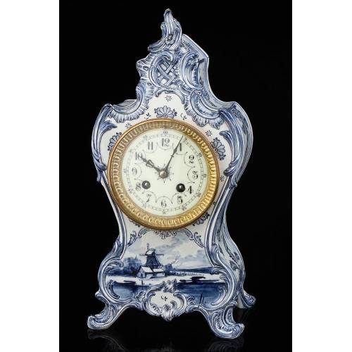 Antiguo Reloj de Sobremesa de Porcelana con Maquinaria París. Francia, Siglo XIX