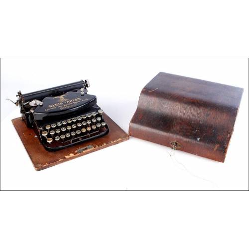 Nostálgica máquina de escribir antigua Klein Adler en Funcionamiento. Alemania, 1905