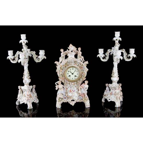 Antiguo Conjunto de Reloj y Candelabros de Porcelana, Ca. 1900