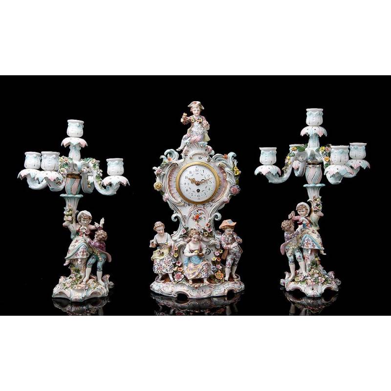 Antiguo Reloj y Candelabros de Porcelana, Ca. 1900