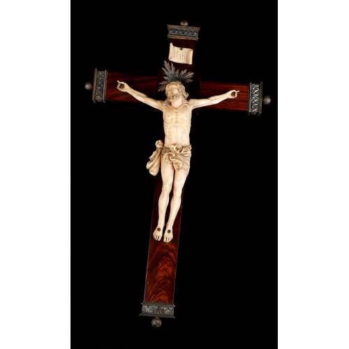 Cristo de Marfil Antiguo en Cruz con Monturas de Plata. CITES. España, Circa 1900