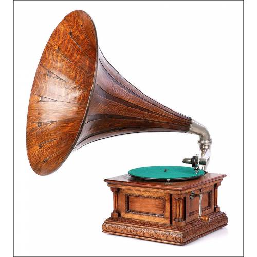 Antique American Victor Monarch Senior Gramophone with Wooden Horn. USA, 1905.