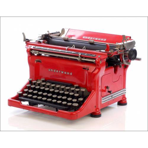 Antique Red Underwood 5 typewriter with Spanish keyboard. Circa 1930's