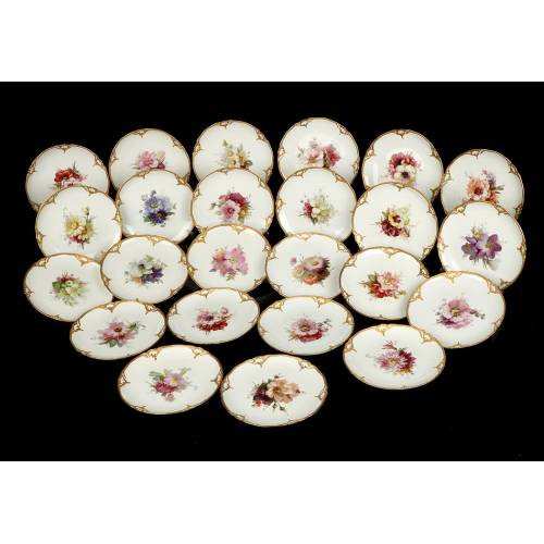 Colección de 24 Platos Antiguos de Porcelana KPM. Flores. Berlín, Alemania, 1913.