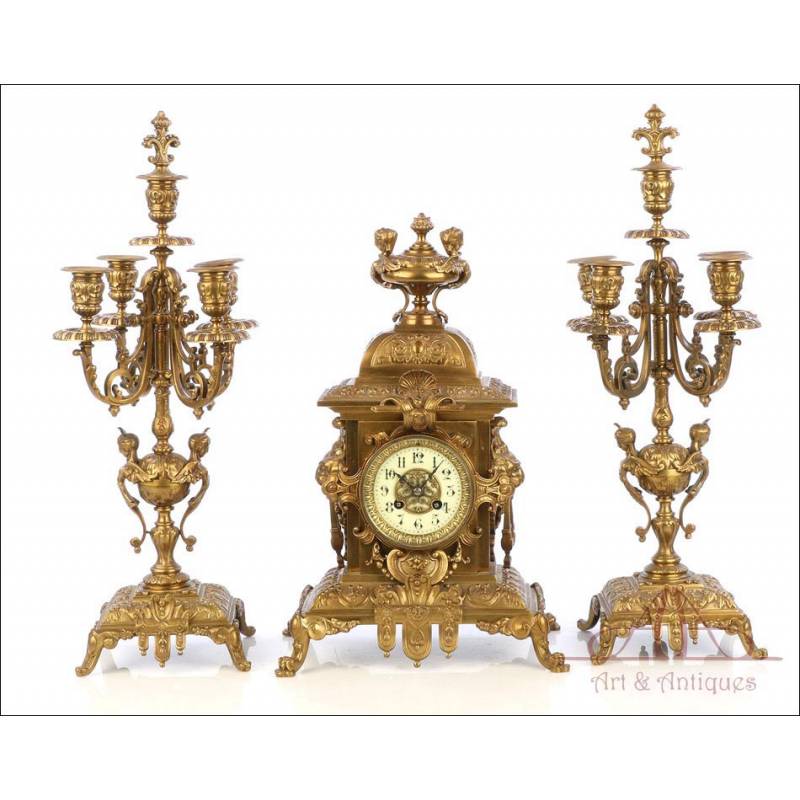 Antiguo Reloj de Bronce Francés con Candelabros. Conjunto. Francia, Circa 1900