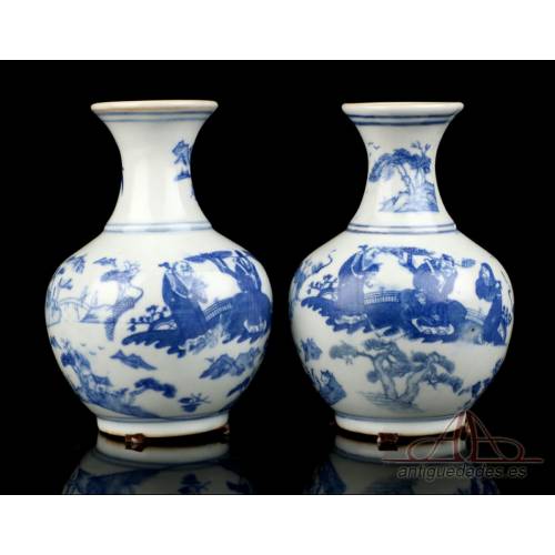 Pareja de Jarrones Chinos Antiguos en Porcelana Blanca y Azul. China, 1723-1735