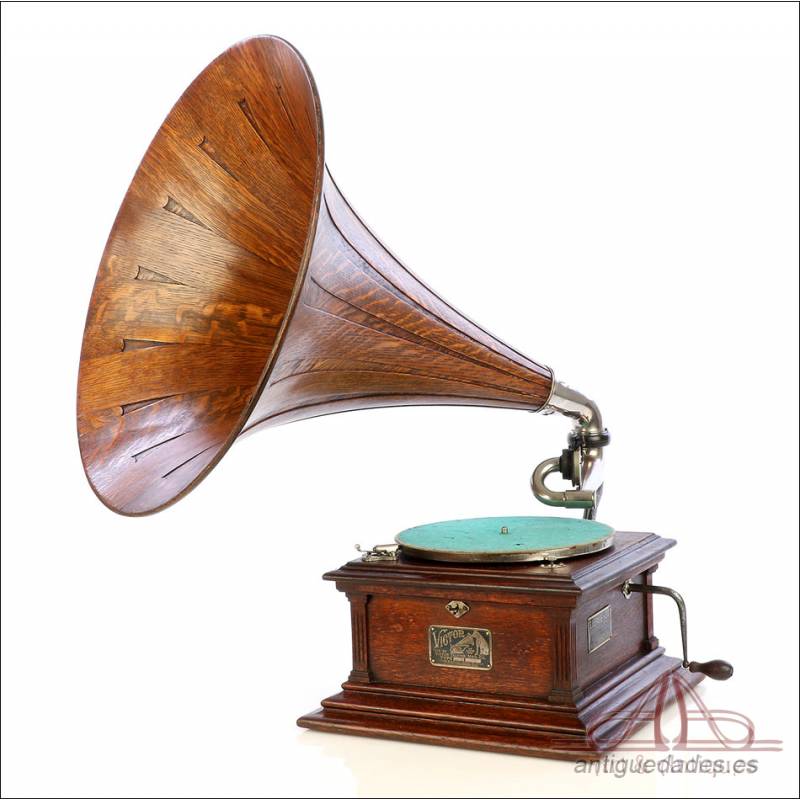 Antique Victor III Superior Gramophone-Phonograph. Wooden Horn. USA, C. 1912