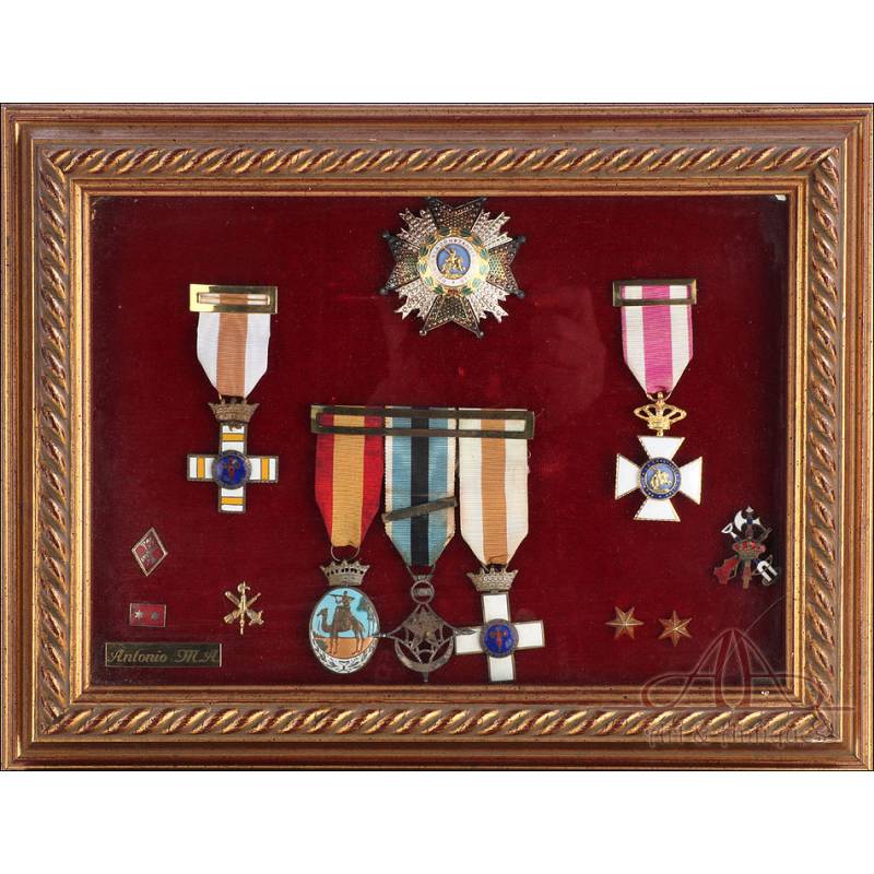 Medallas e insignias de capitán de la Legión Española. Bien conservadas.