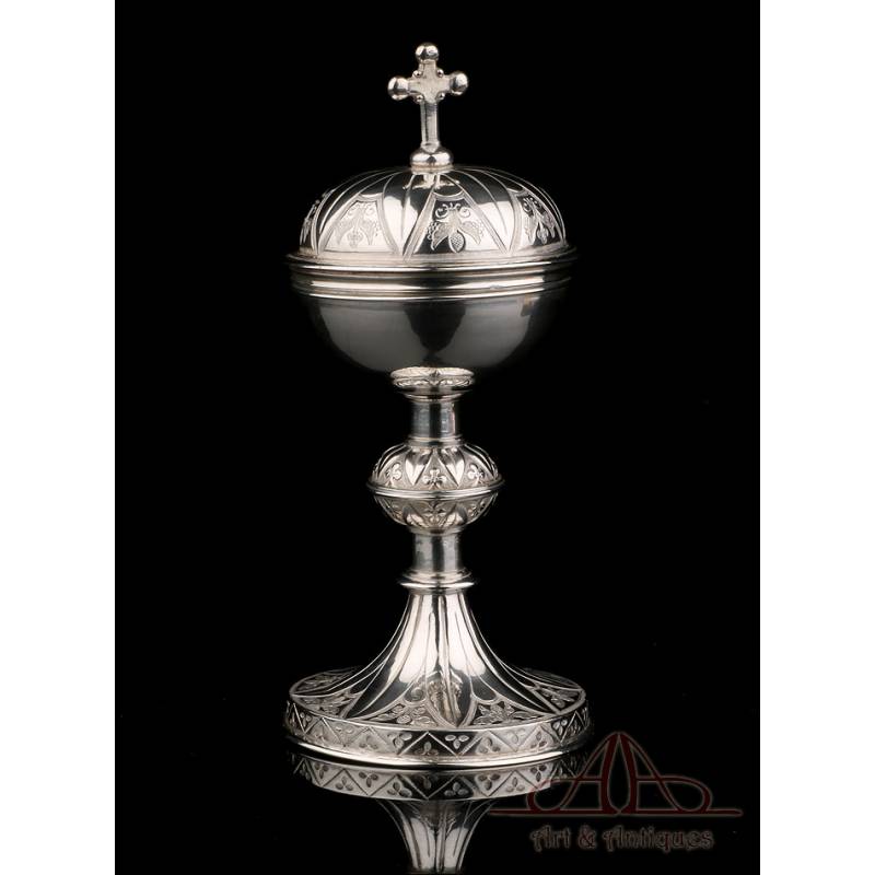 Small Portable Ciborium. Solid Silver. France, 19th Century