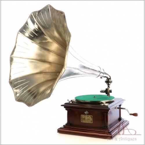 Antique Victor IV Gramophone with Nickel-Plated Horn. USA, Circa 1915