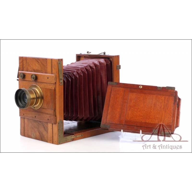 Cámara Fotográfica Tipo Fuelle de Madera con Óptica Eryscope Superieur. Circa 1900