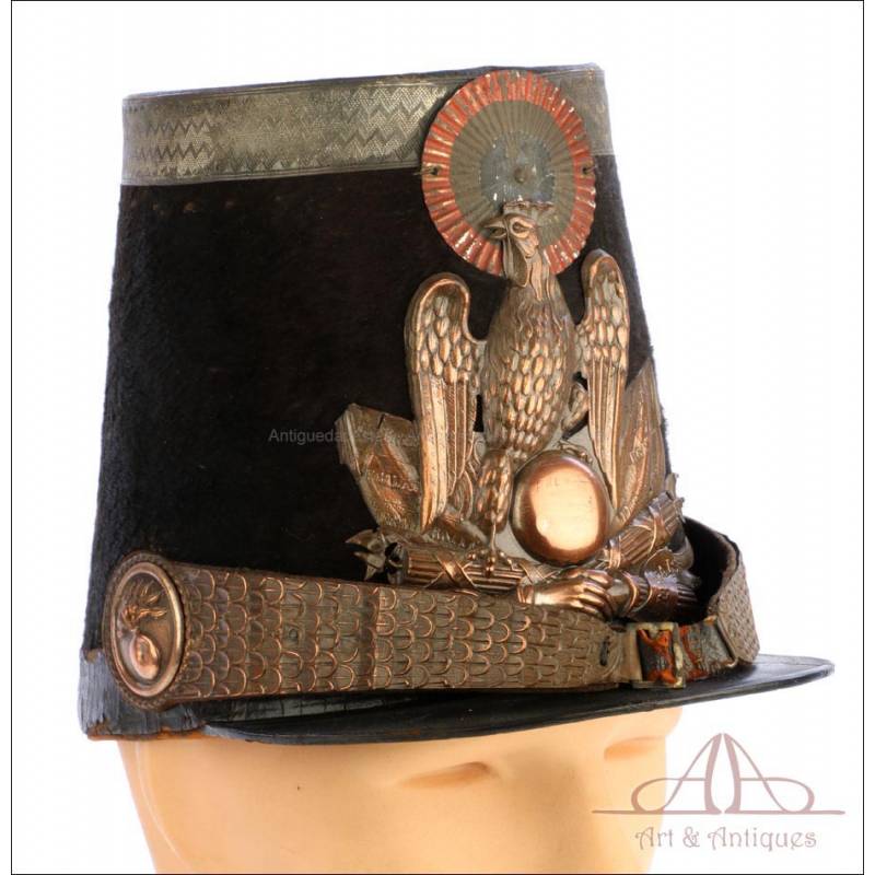 Antiguo shako de oficial de granaderos francés, modelo 1848. Francia S. XIX