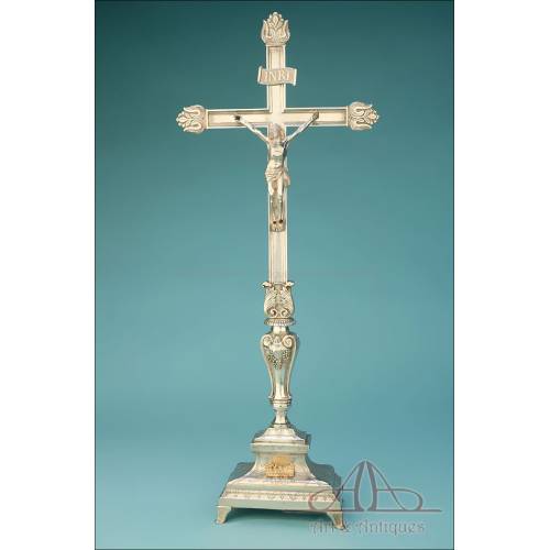 Gran Crucifijo o Cruz de Altar en Metal Plateado. S. XIX