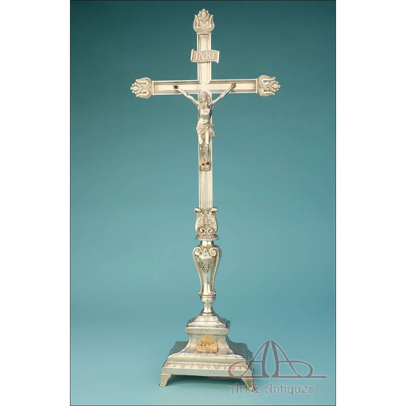 Gran Crucifijo o Cruz de Altar en Metal Plateado. S. XIX