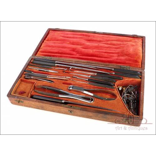 Antique Surgery Set with its Surgical Instruments. Circa 1850