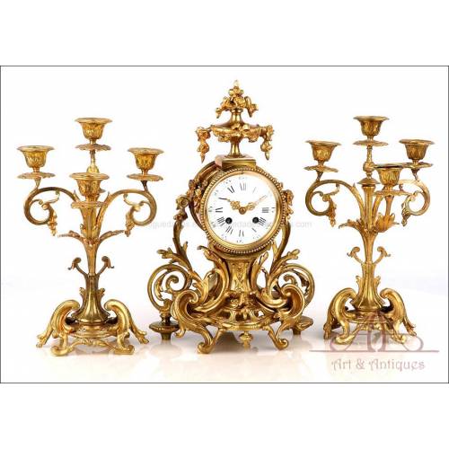 Antiguo Reloj y Candelabros de Sobremesa de Bronce. Japy Freres. Francia, Circa 1900