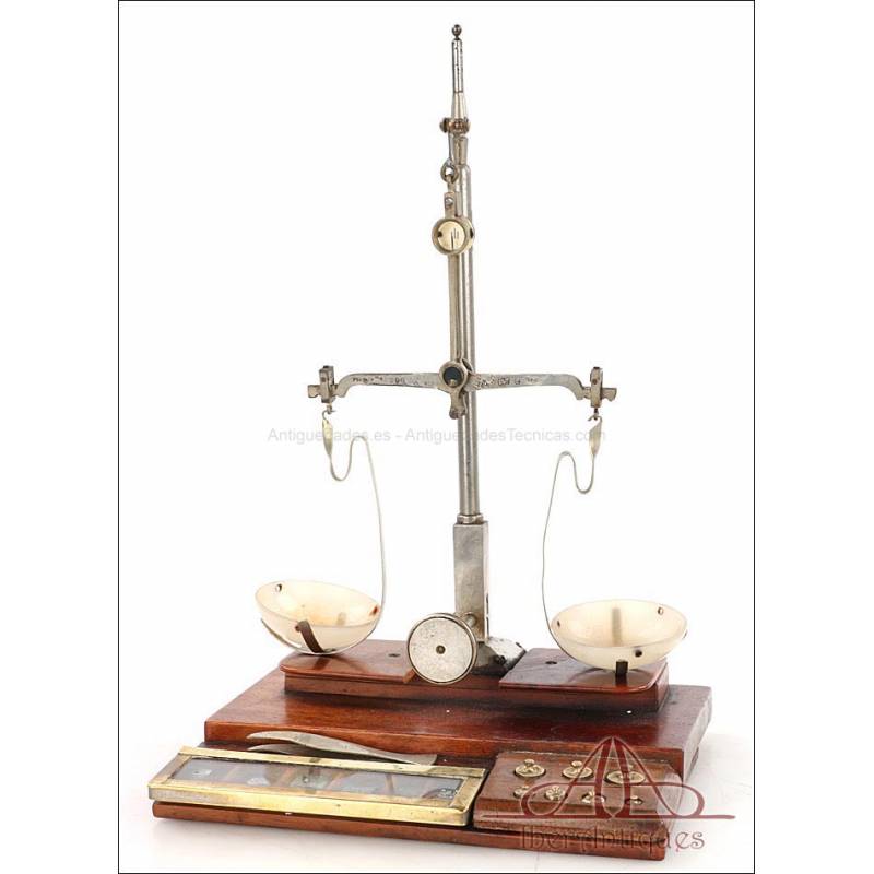 Beautiful Antique Laboratory or Pharmacy Scale. Germany, 1940.