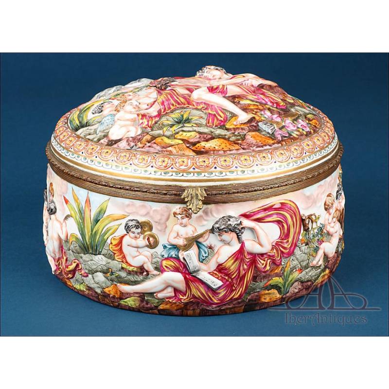 Importante Cofre Antiguo en Porcelana de Capodimonte. Nápoles, Italia, Circa 1800