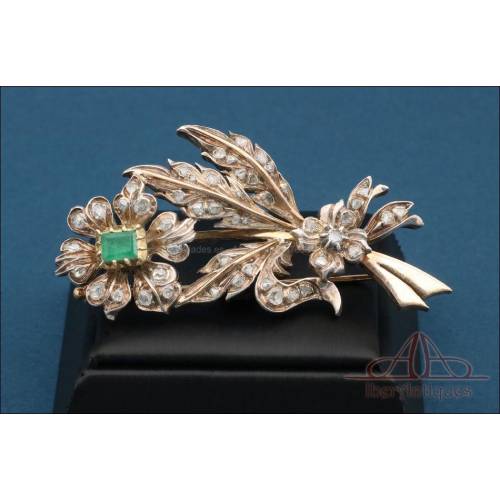 Broche isabelino de oro 18K, gran esmeralda y 49 diamantes naturales, circa 1950