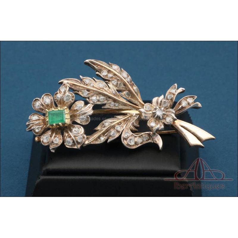 Broche isabelino de oro 18K, gran esmeralda y 49 diamantes naturales, circa 1950