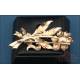 Broche isabelino de oro 18K, gran esmeralda y 49 diamantes naturales, circa 1950