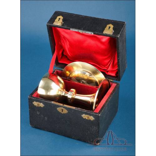 Antiguo Cáliz de Estilo Romano en Plata Dorada y Patena. Francia, 1932