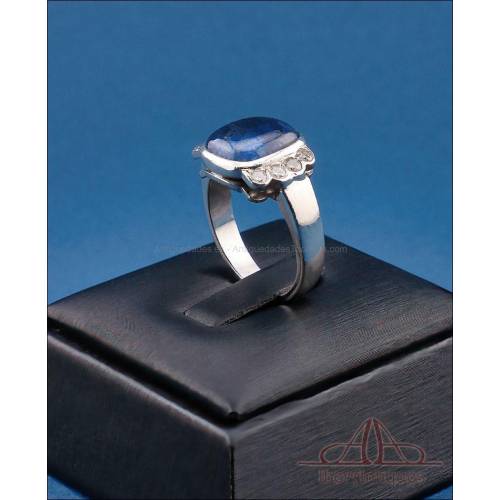 Vintage white 18 K gold ring with 7,94 ct. sapphire and 8 natural diamonds