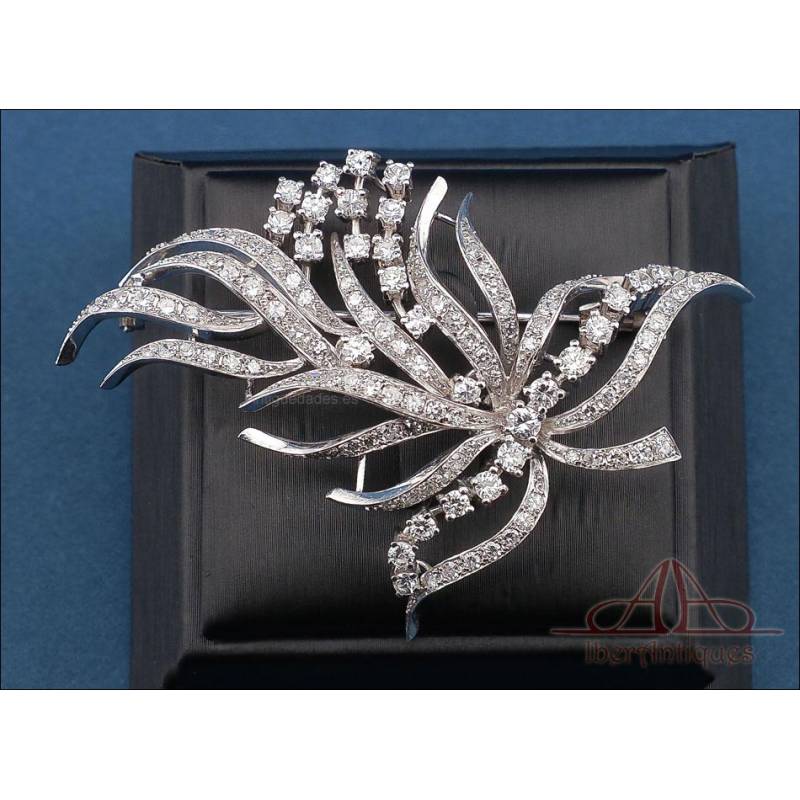 Spectacular vintage brooch, 18K white gold with 119 genuine diamonds c. 1970